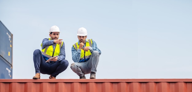 Team Businessman trabajando en el patio de contenedores del sitio para el envío comercial de importación y exportación Trabajador caucásico que inspecciona el contenedor en el equipo de gestión de exportación de servicios de entrega logística de almacén