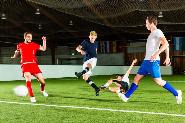 Team, das den Innen Fußball oder Fußball spielt