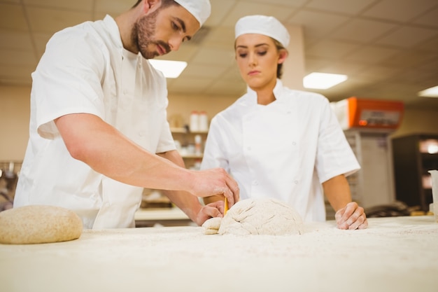 Team der Bäcker, die Teig vorbereiten