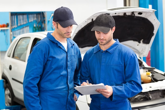 Team der Mechaniker, die zusammen sprechen