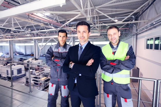 Team des Managers und zwei Arbeiter in der CNC-Fabrik