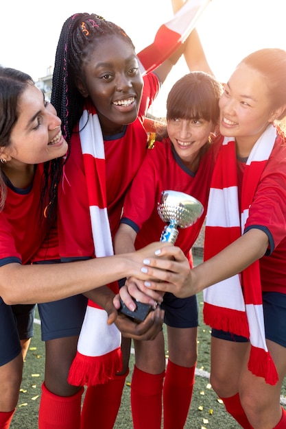 Foto team feiert den gewinn des silberpokals