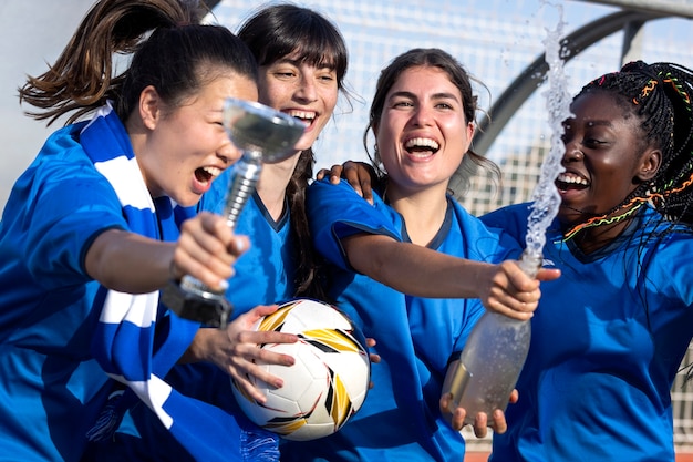 Foto team feiert den gewinn des silberpokals