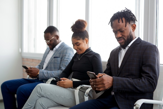 Team junger Afrikaner im Büro mit Handys