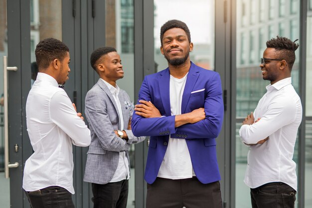 Team junger afrikanischer Männer in der Nähe des Gebäudes