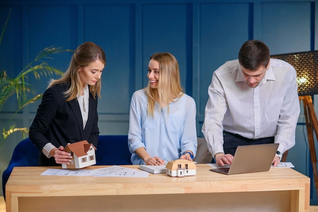 Team junger Architekten, die an neuer Skizze des Hauses, Wohnung arbeiten.