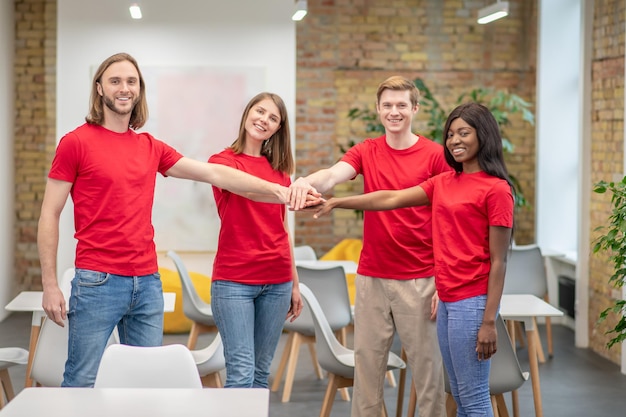 Team junger Freiwilliger im roten T-Shirt