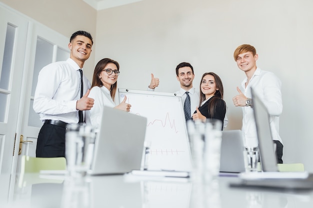 Team junger Geschäftsleute im Büro