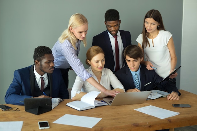 Team junger Unternehmer im Büro am Tisch