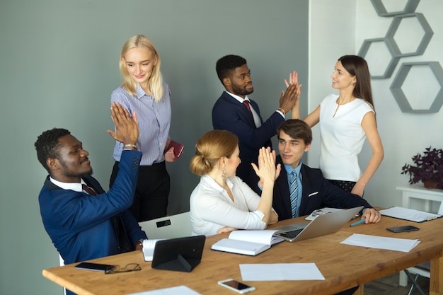 Team junger Unternehmer im Büro am Tisch