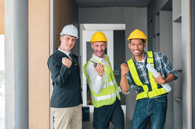 Team-Mann-Ingenieure erfolgreich fröhliches und schützendes Helm-Baustellen-Industrieprojekt auf der Baustelle