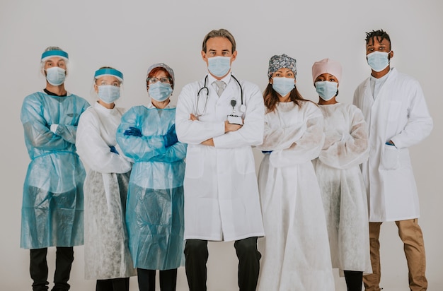 Foto team von ärzten und krankenschwestern, die einwegschutzanzüge und gesichtsmasken tragen, um covid19 zu bekämpfen