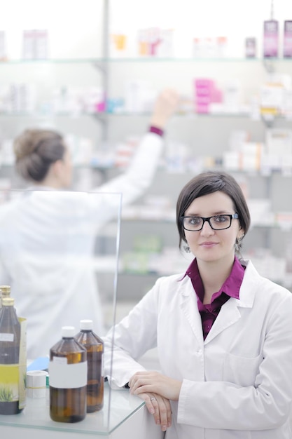 Team von Apothekern und Chemikerinnen, die in einer Apotheke stehen