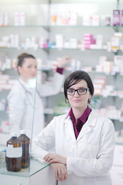 Team von Apothekern und Chemikerinnen, die in einer Apotheke stehen
