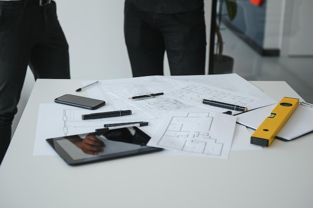 Team von Architekten Menschen in der Gruppe auf Bau Site-Check-Dokumente und Business-Workflow