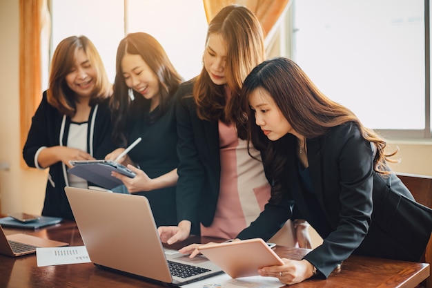 Team von Business Corporate Meeting im modernen Büro zur Analyse des Finanzplans