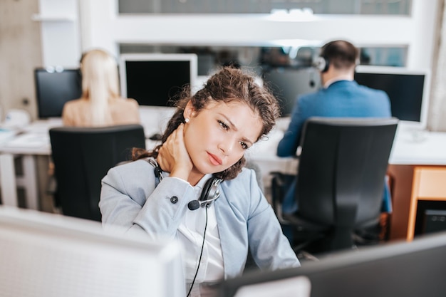 Team von Call-Center-Mitarbeitern, die im Büro zusammenarbeiten.