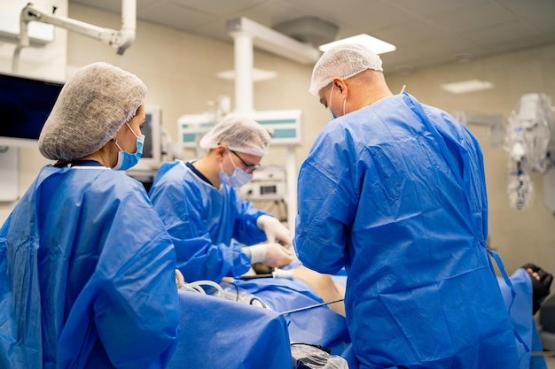 Foto team von chirurgen, die operationen in einem hellen, modernen operationssaal durchführen operationssaal moderne ausrüstung in der klinik