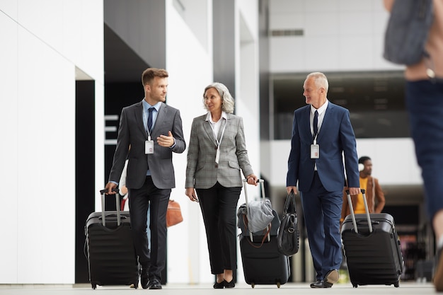 Team von Forumsteilnehmern kommt zum Flughafen