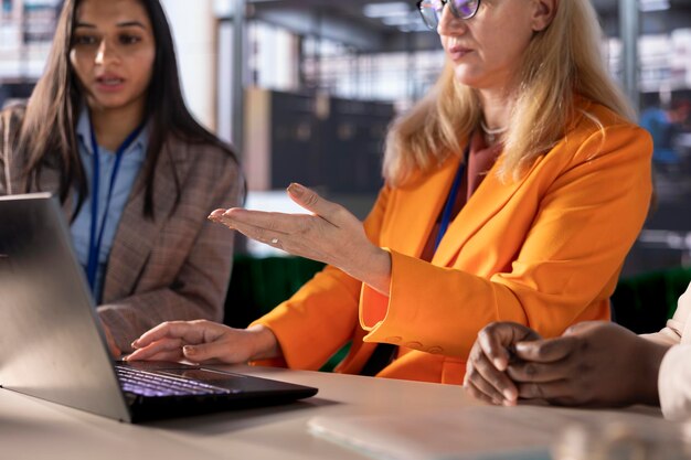 Team von Frauenmanagern entwickelt eine Strategie für das Geschäftswachstum in einer wettbewerbsfähigen Branche