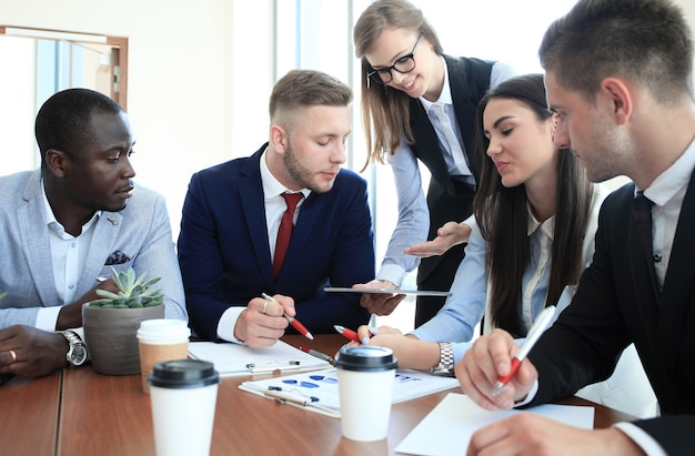 Team von Geschäftsleuten, die am Tisch im Kreativbüro diskutieren