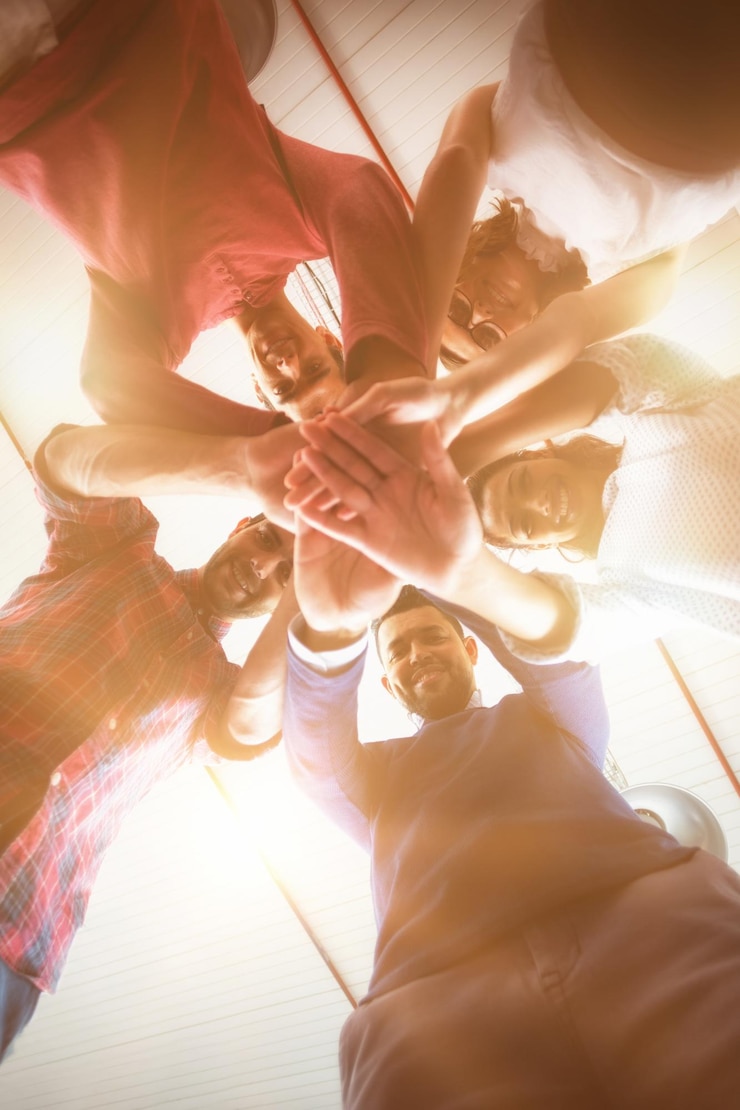 Foto team von geschäftsleuten, die handstapel bilden