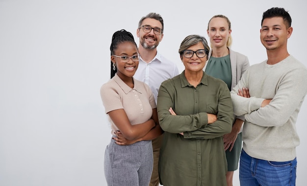 Team von Geschäftsleuten und Porträt im Büro mit Vielfalt für Zusammenarbeit professionell und Ergebnisse Solidarität des Personals und Gesicht am Arbeitsplatz mit Mockup für Partnerschaft Vertrauen und Zusammenarbeit