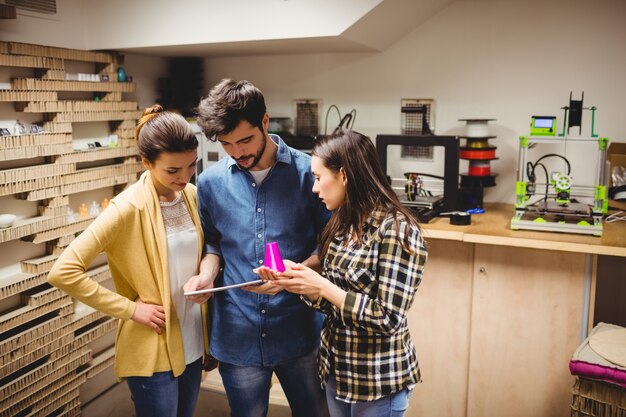 Team von Grafikdesignern, die mit digitalem Tablet interagieren