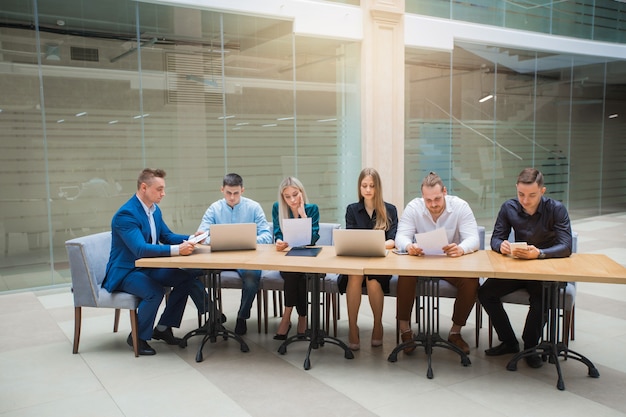 Team von jungen Fachleuten Männer und Frauen bei der Arbeit im Büro