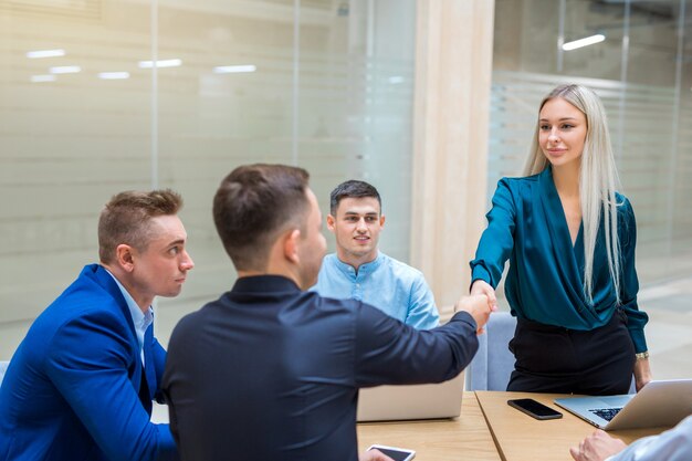 Team von jungen Fachleuten Männer und Frauen bei der Arbeit im Büro