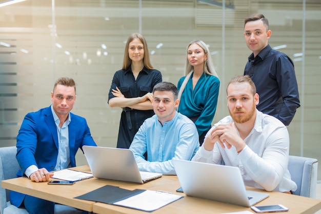 Team von jungen Fachleuten Männer und Frauen bei der Arbeit im Büro