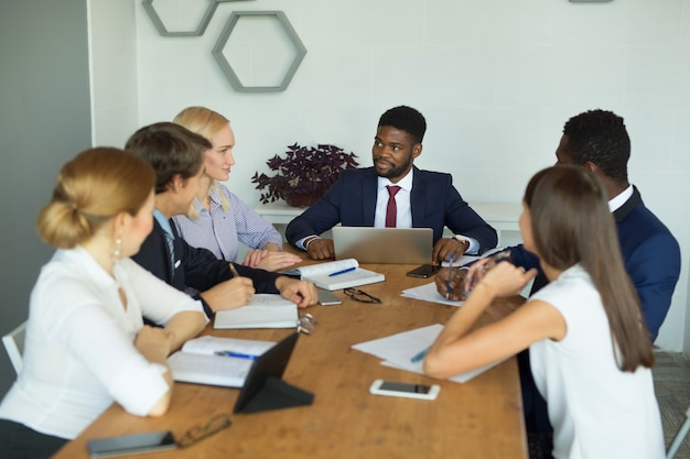 Team von jungen schönen Menschen, die im Büro arbeiten