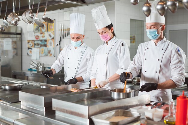 Team von Köchen, die in einem Restaurant kochen