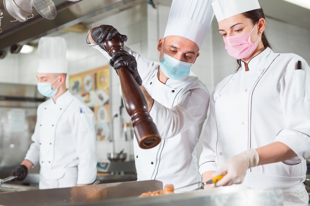 Team von Köchen, die in einem Restaurant kochen