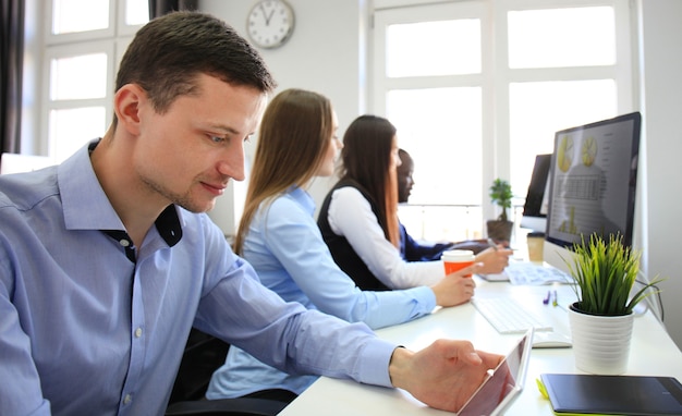 Team von Kollegen beim Brainstorming während der Arbeit am Computer