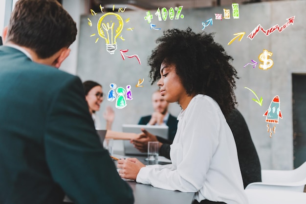 Team von Menschen arbeiten im Büro zusammen Konzept der Teamarbeit und Partnerschaft