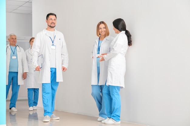 Team von professionellen Ärzten in der Halle der Klinik