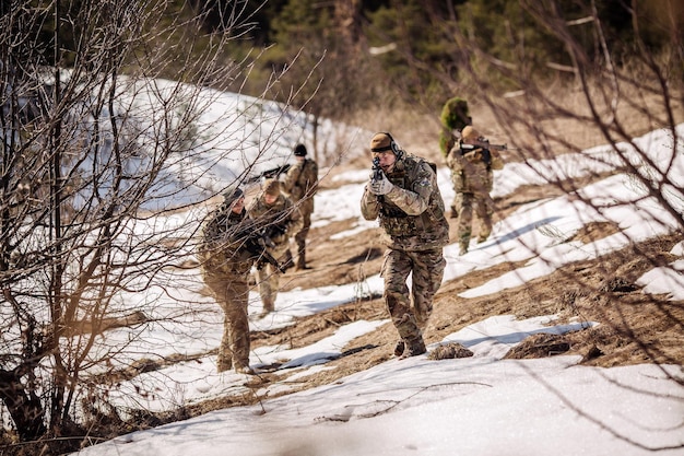 Team von Spezialeinheiten Waffen im kalten Wald Winterkrieg und militärisches Konzept