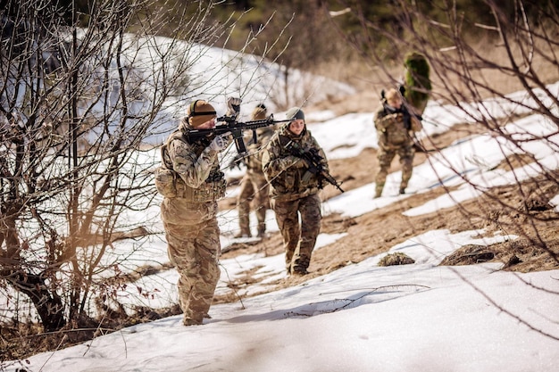 Team von Spezialeinheiten Waffen im kalten Wald Winterkrieg und militärisches Konzept