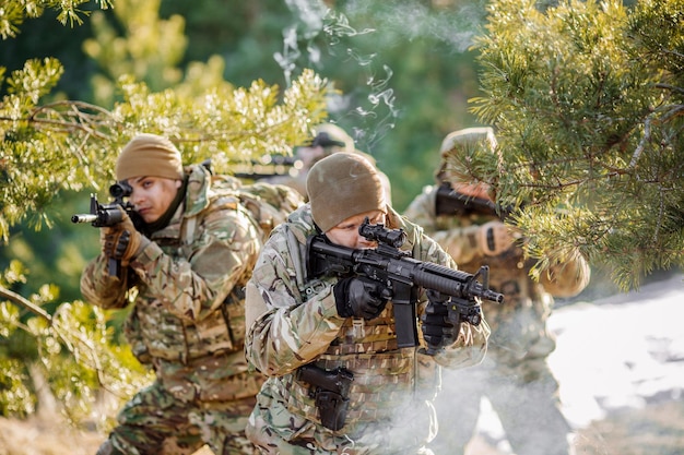 Team von Spezialeinheiten Waffen im kalten Wald Winterkrieg und militärisches Konzept