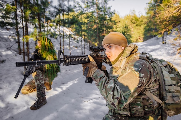 Team von Spezialeinheiten Waffen im kalten Wald Winterkrieg und militärisches Konzept