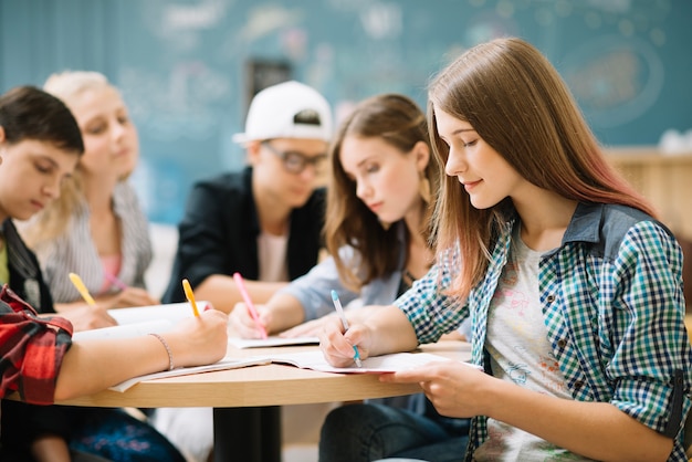 Foto team von studenten, die aufgabe abschließen