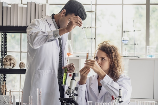 Team von Wissenschaftlern der medizinischen Forschung führt Experimente im Labor durch.