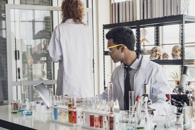 Foto team von wissenschaftlern der medizinischen forschung führt experimente im labor durch.