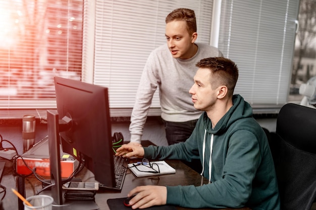 Team von zwei Geschäftsleuten, die neues Projekt mit Tablet im Büro diskutieren