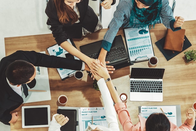 Teamarbeit Geschäftsleute schließen sich bei Treffen an