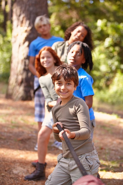 Teamarbeit spielerisch lernen Eine Gruppe von Kindern beim Tauziehen