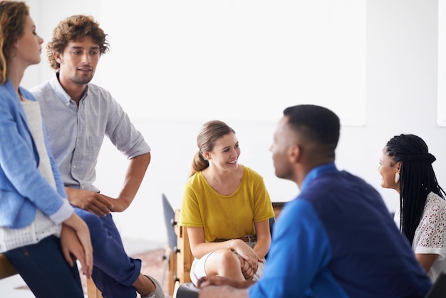 Teamarbeit Treffen und Geschäftsleute im Büro für die Planung von Projekten und das Gespräch mit Dokumenten Facharbeiter Kreativagentur und Männer und Frauen für die Diskussion Zusammenarbeit und Beratung