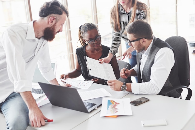 Teamarbeiter treffen sich und sprechen über die Planung ihres Geschäfts