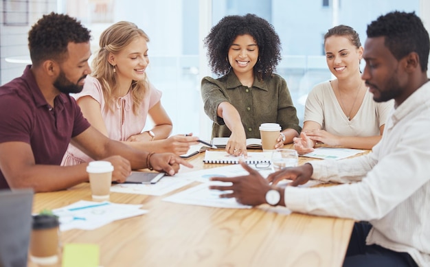 Foto teambesprechung und geschäft in der planungsstrategie und vision des unternehmens im marketing gruppenarbeit und teamarbeit in vielfalt mit dokumentenbericht und papier für wachstumsziel und idee beim start